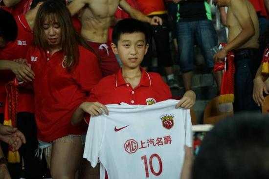 圖說：隨著上港成績的提升，球迷也越來越多。